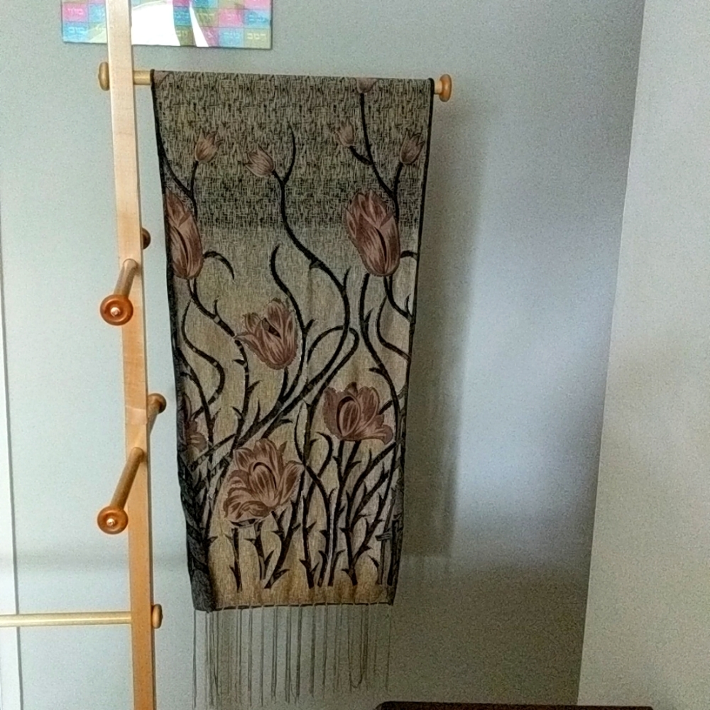 Elegant scarf, excellent condition